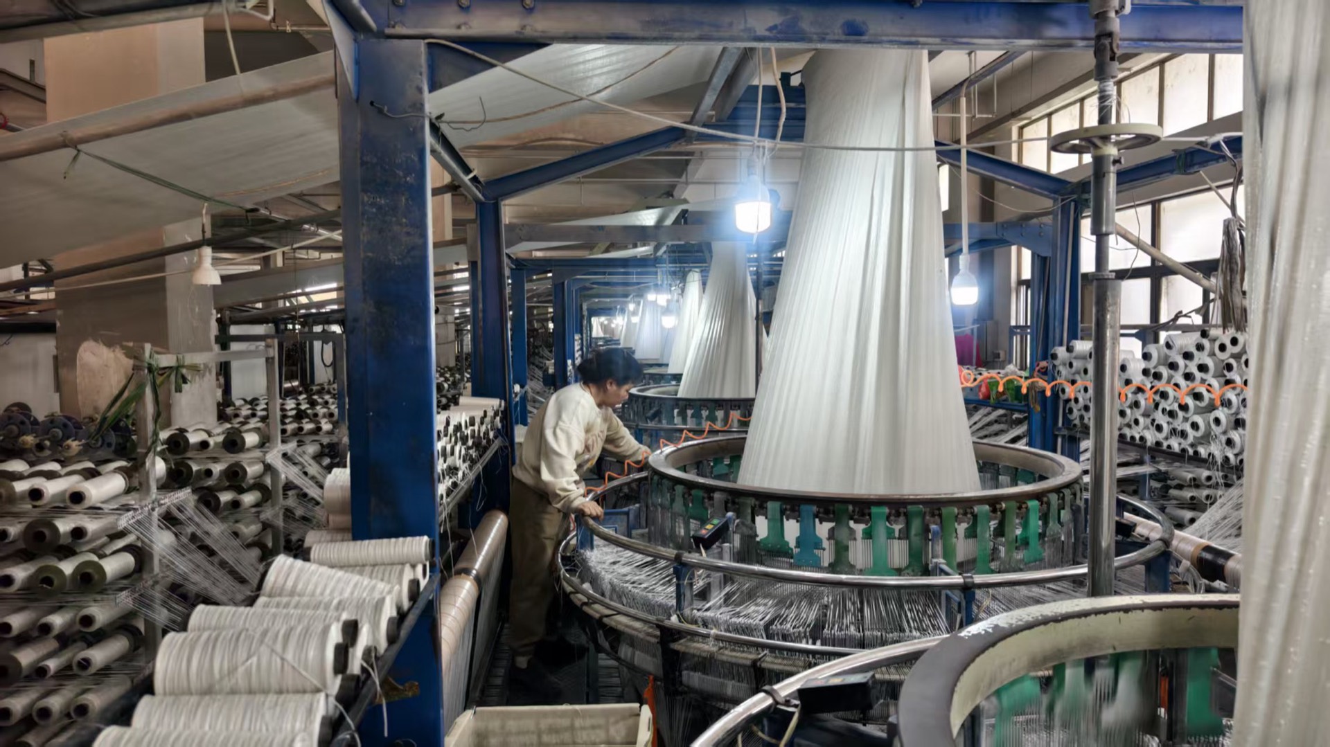 Tubular woven cloth on circular looms
